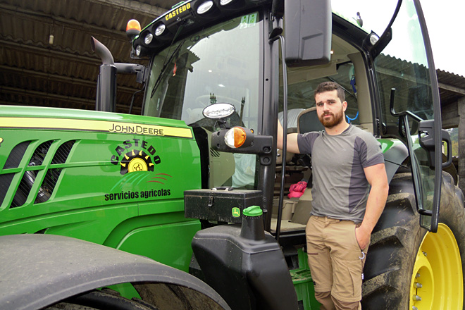 Álex, nun dos tractores que teñen na empresa de servizos agrarios