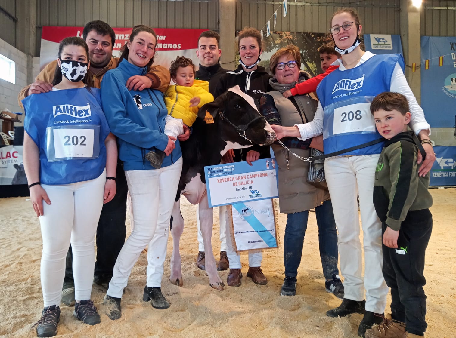 Membros de Gandería Carro celebrando a vitoria de Casa Nova Shania Mooving 1481 de Ganadería Carro Xata Campiona de Galicia 2022 e Xovenca Gran Campiona de Galicia Fefriga Moexmu 3