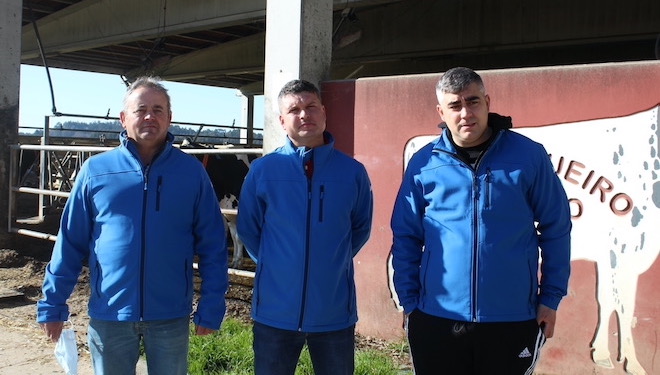 Álvaro Sánchez, Manuel López y Martín García de la SAT Regueiro Branco, en Frades (A Coruña).