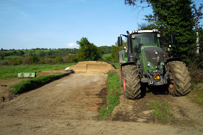 GANDERÍA VALCÁRCEL SL (Láncara) silo e tractor