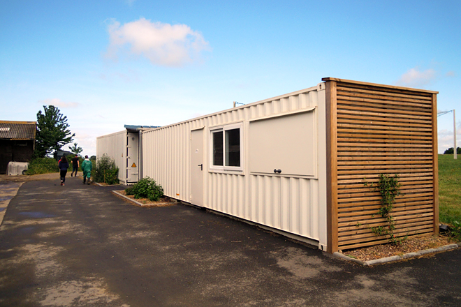 Instalacións da xeadería, construída con contedores modulares