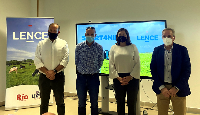 Jacobo Feás, Carlos Carbonell, Carmen Lence e José Balseiros, durante a presentación de resultados do proxecto Smart4milk nas instalacións de Leite Río no Ceao