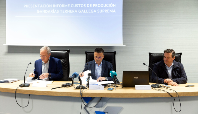 O conselleiro do Medio Rural, José González, acompañado do director xeral de Gandaría, Agricultura e Industrias Agroalimentarias, José Balseiros, e do director da Axencia Galega da Calidade Alimentaria, José Luis Cabarcos, presentará un informe sobre custos de produción no sector da carne. foto xoán crespo