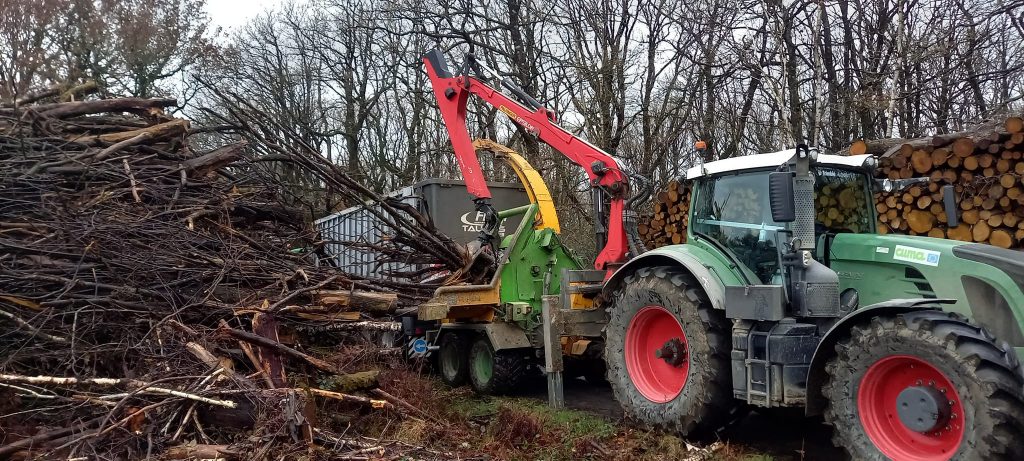 Trituración de restos de cortas forestais por parte de maquinaria da CUMA