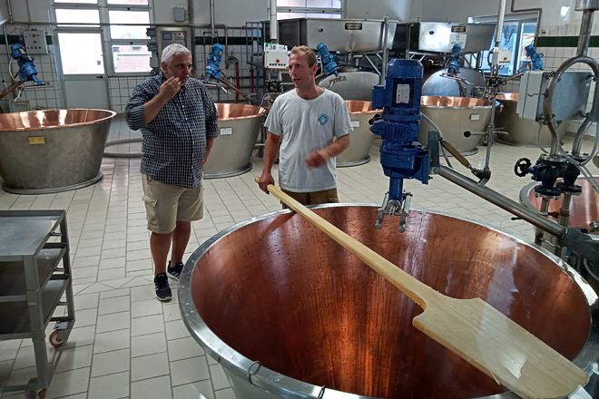 Emprégase unha pa de madeira para sacar a masa do fondo ca cuba e encher con ela o molde do parmesano
