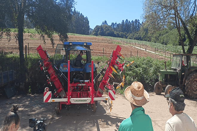 Tractor con sachadora en liña e corrección de software 