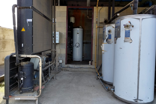 Sistema de auga quente da gandería Devesa Longueirón SL, ubicada en Ponteceso