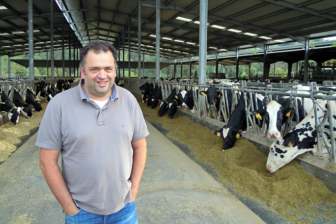Manuel Candamio, junto a sus vacas en la última ampliación realizada, una nave construida en 2018