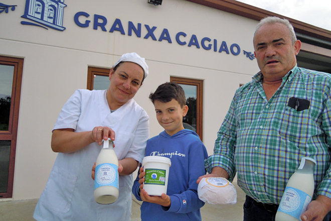 Ángel coa súa filla Ana e o seu neto Víctor, de 11 anos, ao que lle gusta axudar na granxa e na queixería