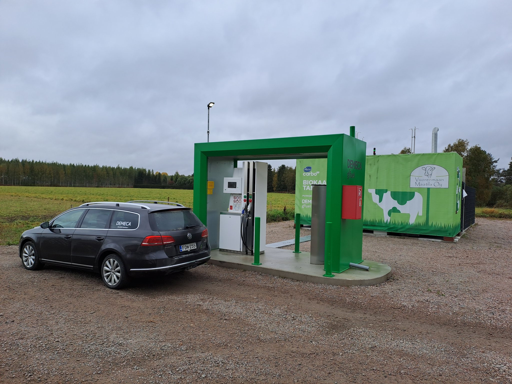 Estación de servizo de biometano (CBG - biogás comprimido) obtido a partir de esterco de vaca, outros descartes de granxa e subproductos dunha empresa de snacks próxima (aceites, maionesa, patacas fritidas, etc) localizada na granxa Vuorenmaa (socia da Cooperativa VALIO) en Haapavesi (Finlandia).O biometano producido fornece a coches de particulares adaptados a CBG e ás cisternas de recollida de leite de Valio nesa rexión como se pode observar en ambas as fotografías.