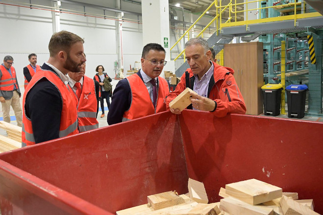 Coiros. A Coruña O conselleiro do Medio Rural, José González, acompañado do director da Axencia Galega da Industria Forestal, Jacobo Aboal, e do delegado territorial da Xunta na Coruña, Gonzalo Trenor, visitarn as instalacións da empresa Xilonor. 13/10/2022 Foto: Moncho Fuentes/AGN A Coruña