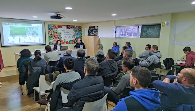 A investigadora Laura Meno presentou os resultados dos seus traballos ante o produtores da Limia nunha xornada celebrada no Inorde.