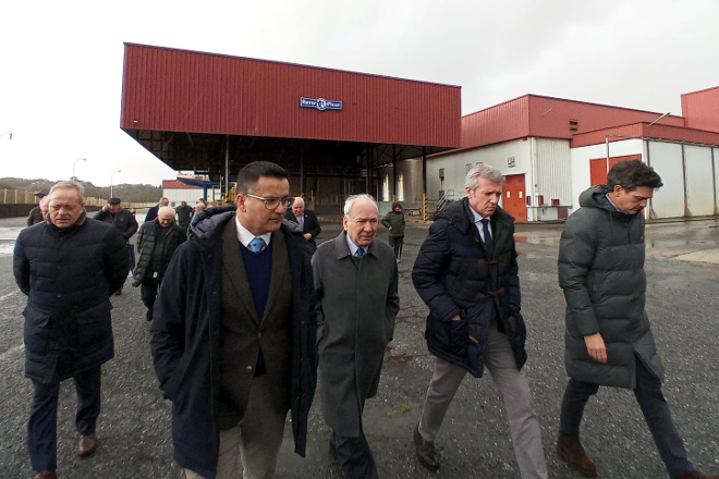 Francisco Rodríguez, entre el presidente de la Xunta y el conselleiro de Medio Rural en la visita a las instalaciones