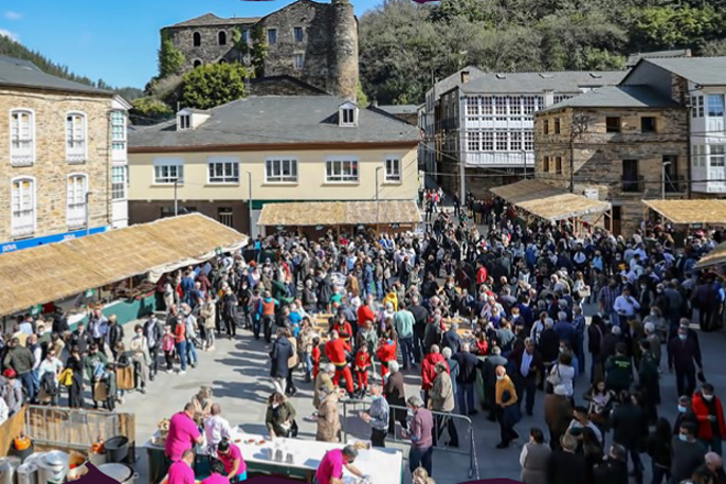 A praza de Navia ateigada de xente durante a Festa da Androlla nunha edición anterior