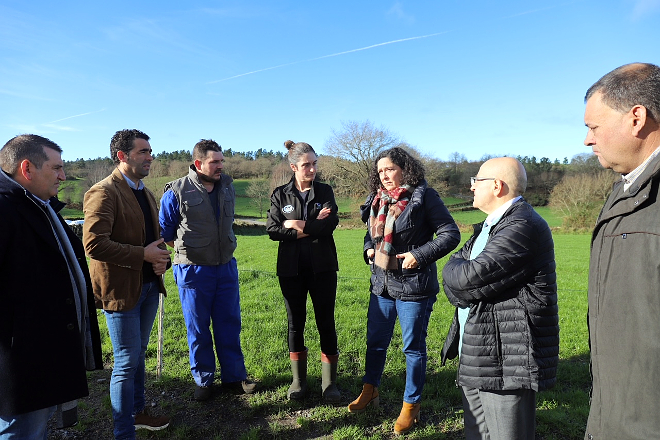A directora xeral de Patrimonio Natural, Belén do Campo, visitando unha explotación de bovino no municipio de Rodeiro
