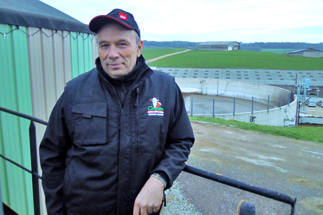 Henri Cuenot, na planta de biogás construída hai 8 anos e que supuxo un investimento de 3,5 millóns de euros
