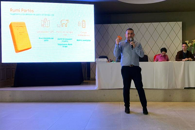 Elio López, de Innogando, explicando o funcionamento dos colares GPS Rumi