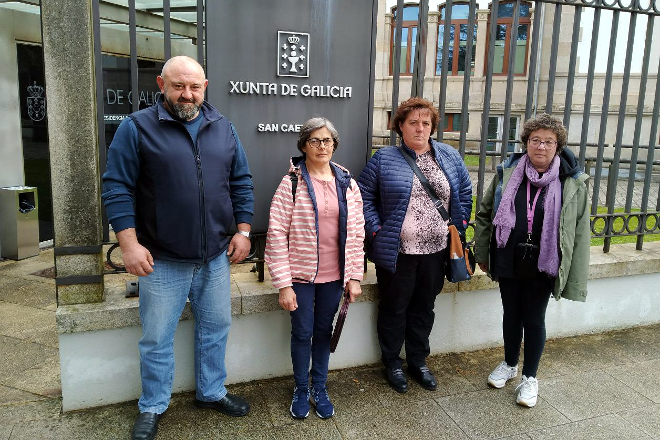 A delegación de gandeiros da Terra Chá e a coordinadora do SLG, antes da xuntanza con Balseiros