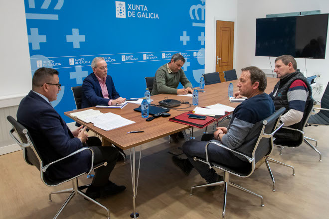 O conselleiro do Medio Rural, José González, acompañado do director xeral de Gandaría, Agricultura e Industrias Agroalimentarias, José Balseiros, mantén unha reunión con representantes da asociación de gandeiros e gandeiras Agromuralla.