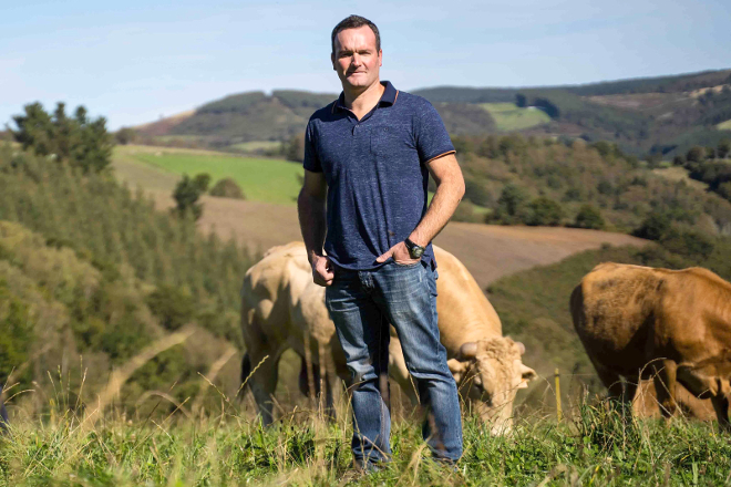 Marcos López, presidente da Asociación de Gandeiros da Fonsagrada, coas súas vacas en Xestoso de Neiro