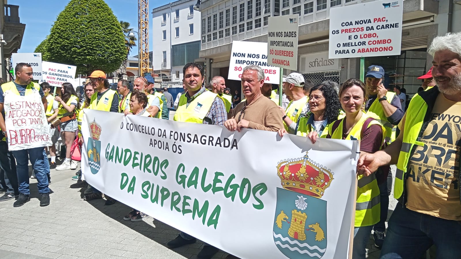 Algúns alcaldes, como o da Fonsagrada, acudiron a apoiar aos gandeiros dos seus concellos