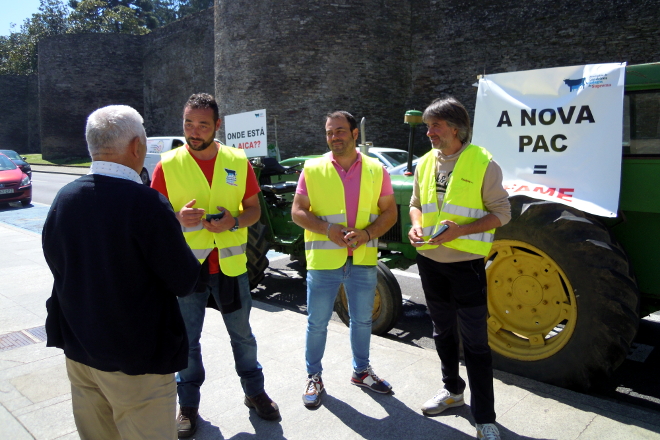 Gandeiros informando aos cidadáns este mércores diante do edificio da Xunta en Lugo