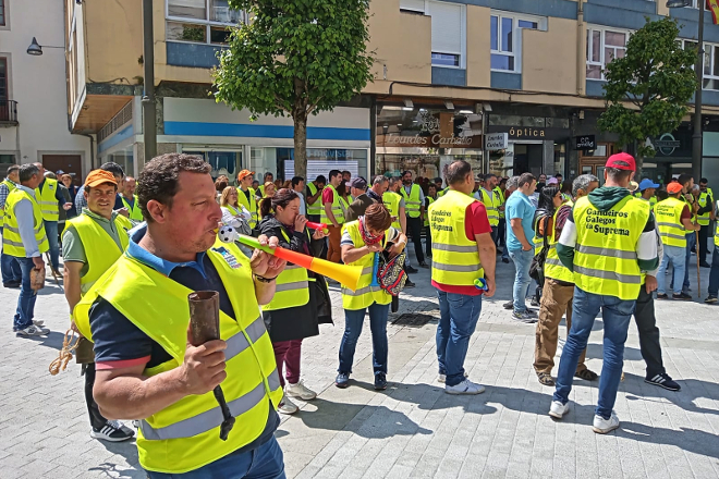 Un momento da protesta dos produtores de Ternera Gallega Suprema este luns diante da Subdelegación do Goberno