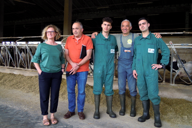 Elisabetta Quaini, junto al director de Fonteboa, Luis García, y alumnos del centro de Coristanco que se encuentran en una estadía en Lombardía