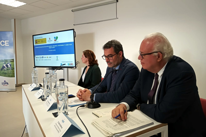 Galo Gutiérrez, director de la oficina técnica del PERTE Agroalimentario, junto a Santiago Álvarez, del IGAPE, y Carmen Lence