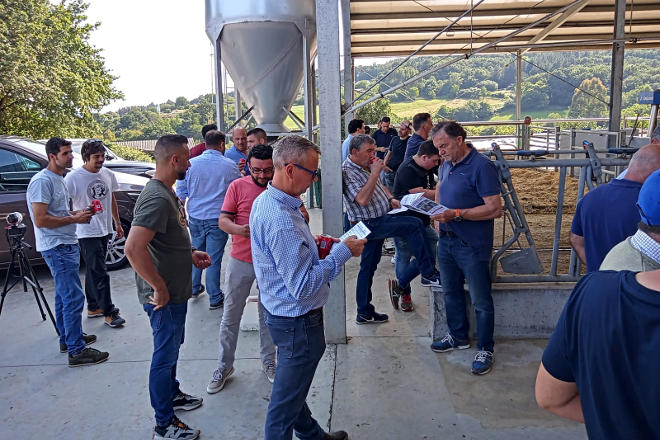 Algúns dos asistentes analizando polo miúdo os datos dunha das granxas