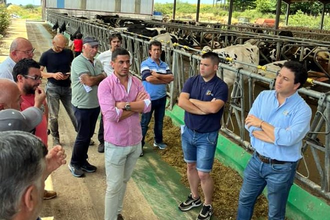 Alberto Lamas, atendendo ás preguntas sobre o funcionamento da súa granxa