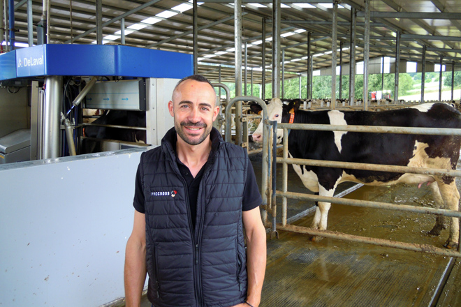 Jose Rodríguez, xunto a un dos dous robots do seu establo, onde a metade son xa vacas cruzadas