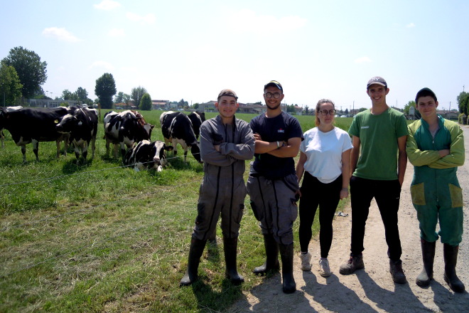 Sara Carioni, xunto a Adrián Fernández, Antón Chaín, Mateo García e Brais Cajide, alumnos da EFA Fonteboa que esta primavera fixeron prácticas neste gandería italiana