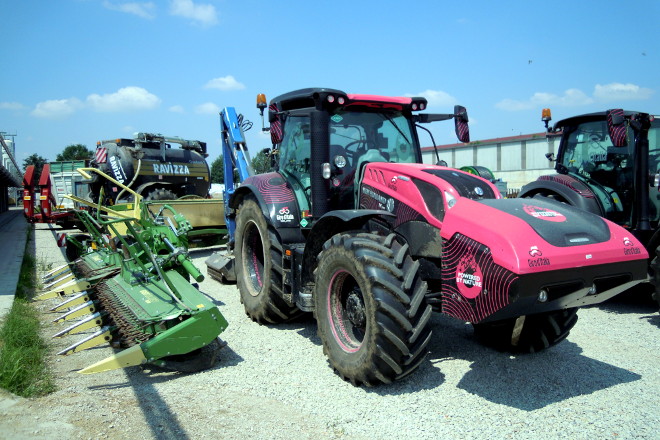 Tractor que usa el biometano producido en la planta de biogás como combustible