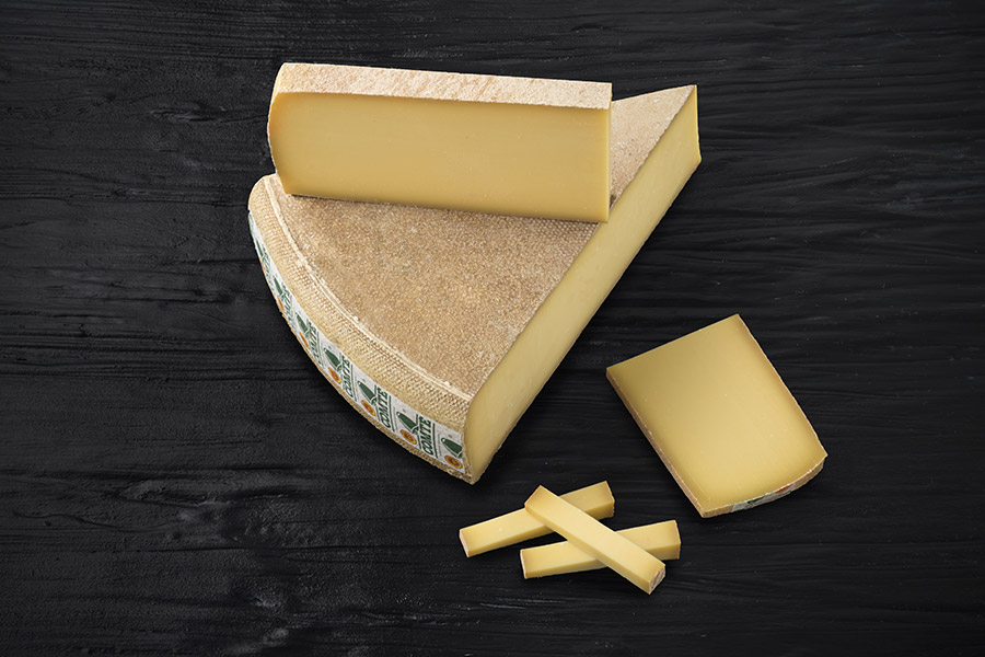 Queixo de denominación de orixe Comté, producido na rexión Borgoña-Franco Condado