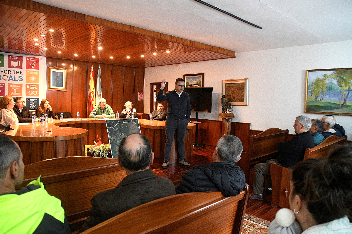 O conselleiro do Medio Rural reuniuse con veciños e co tenente alcalde deste municipio ourensán para explicarlles as vantaxes desta figura ligada á Lei de recuperación de terras