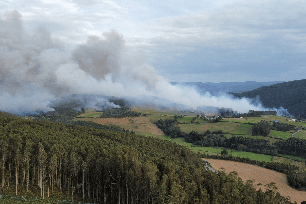 Portada. Barreiros, unha das primeiras zonas do incendio. Foto tomada o xoves 12 ás 19.00h-min