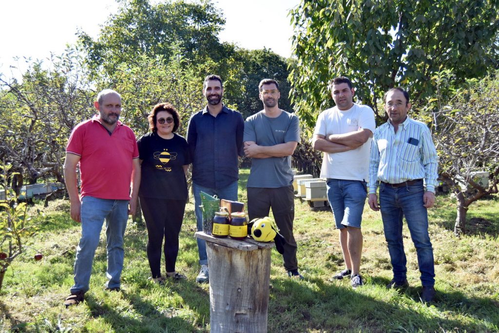 Daniel García, Eduardo Chao e apicultores do Valadouro
