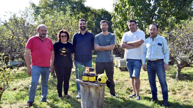 Daniel García, Eduardo Chao e apicultores do Valadouro