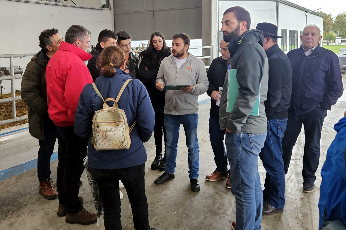Persoal de Innogando explicando o funcionamento dos colares Rumi pola tarde na Granxa Experimental da USC