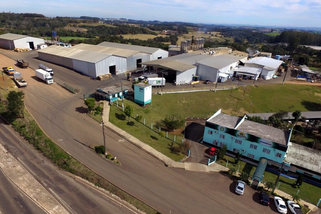 Instalacións da cooperativa, que conta con planta de envasado e unha rede de 8 tendas para os socios