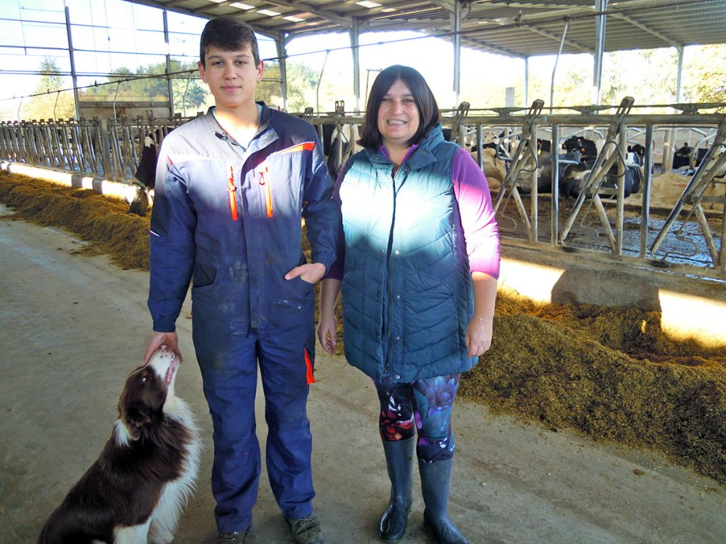 Maricarmen e o seu fillo Aarón na súa granxa de Viladonga (Castro de Rei)