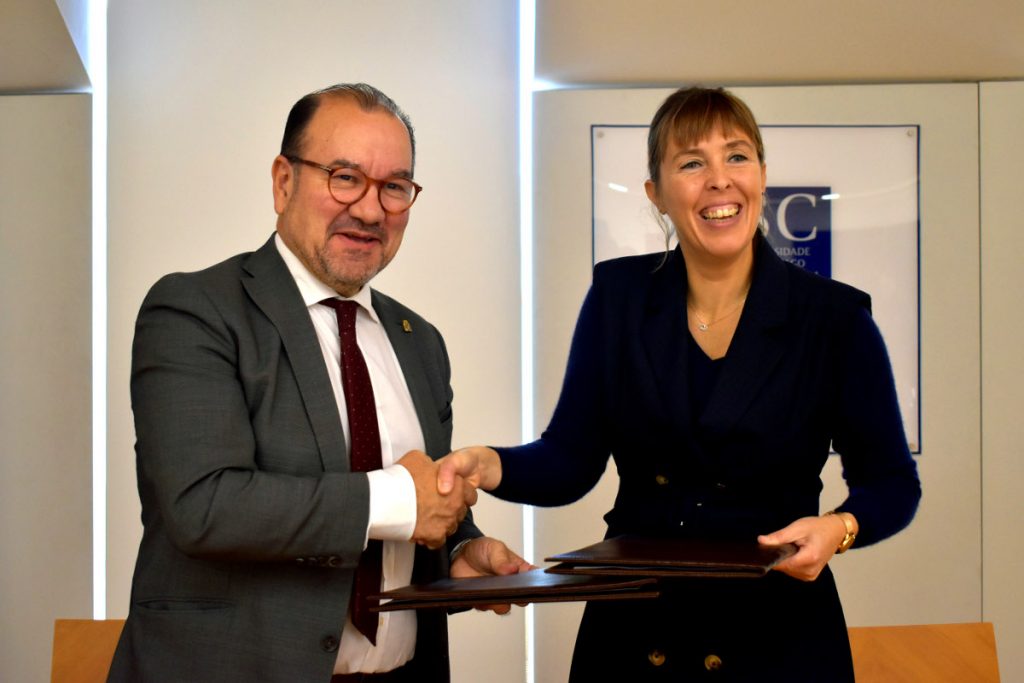 O reitor da USC, Antonio López, e a vicepresidenta do grupo Aresa, Carlota López Pardo, trala sinatura do convenio para a edición 2023 dun galardón que incentiva a transferencia de innovación e coñecemento cara ao medio rural