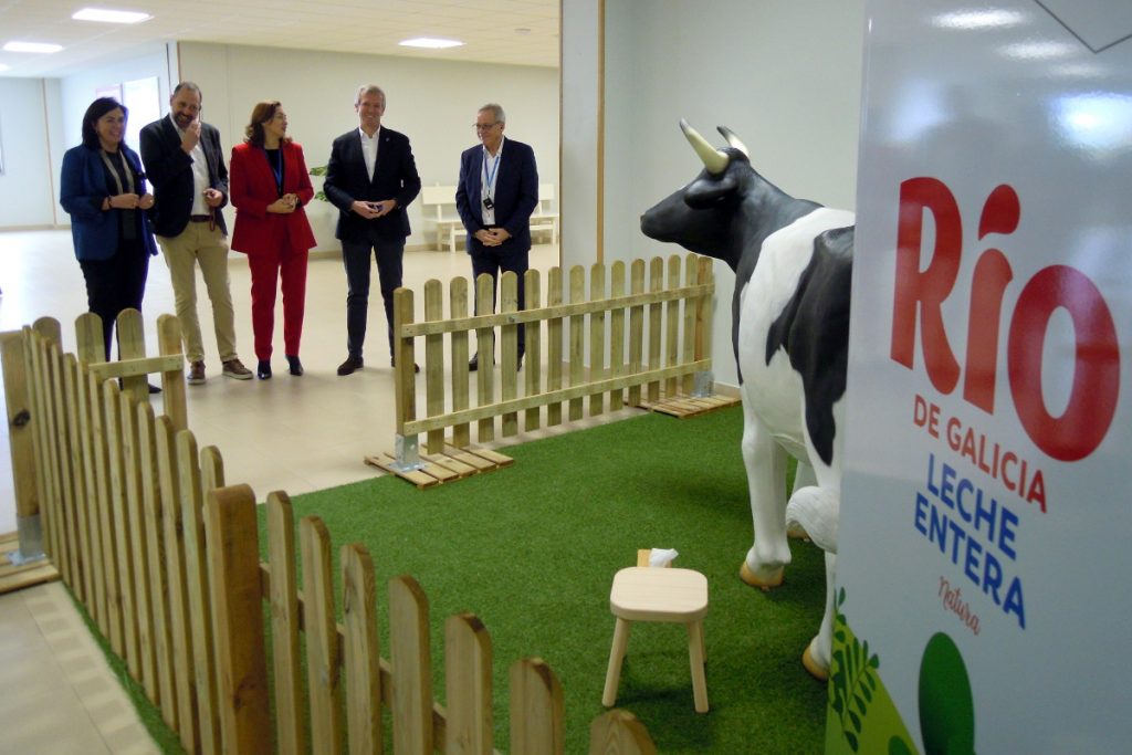 Un momento da visita de Alfonso Rueda ás instalacións de Leite Río no polígono industrial do Ceao, en Lugo