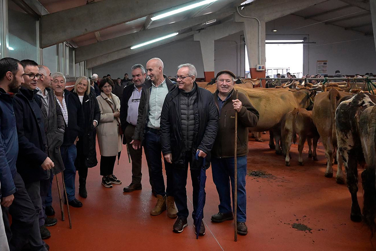 Curtis.- A Coruña.-  O conselleiro do Medio Rural, José González, acompañado do director xeral de Gandaría, Agricultura e Industrias Agroalimentarias, José Balseiros, visitan a Feira da nabiza e do queixo de Curtis 09/12/2023 Foto: Moncho Fuentes / AGN A Coruña