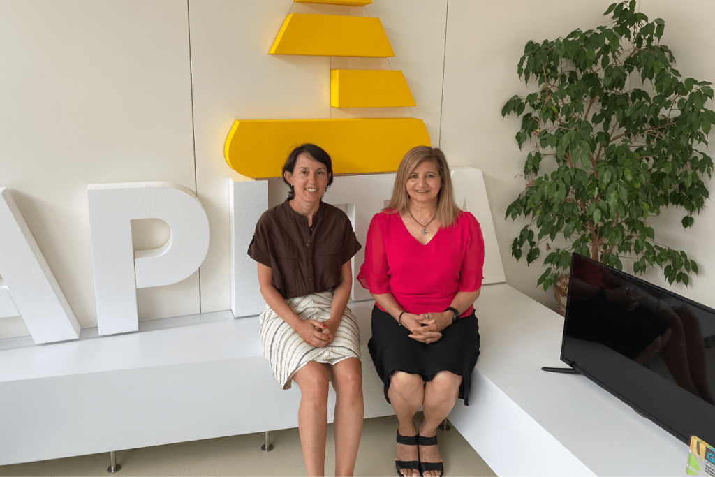 A investigadora Aarti Tobin coa doutora Patricia Sánchez López, colaboradora de investigación. / Fonte: USC-Aarti Tobin
