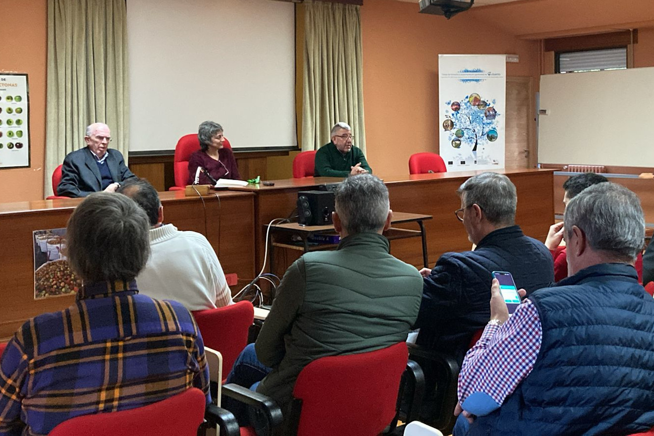 Na foto (esqda. a drta.), Enrique Sáez, presidente da Fundación Juana de Vega; Camino Nicolás, directora do CFEA; e Tonecho Meixide, antigo coordinador técnico dos cursos. O actual, Luis Quinteiro, tamén atopábase entre o público xunto co alumnado.