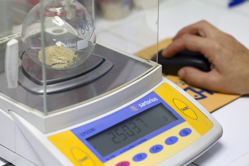 Sogaco dispón de laboratorio propio no que realiza control de calidade dos seus produtos e dos fabricados polos seus clientes