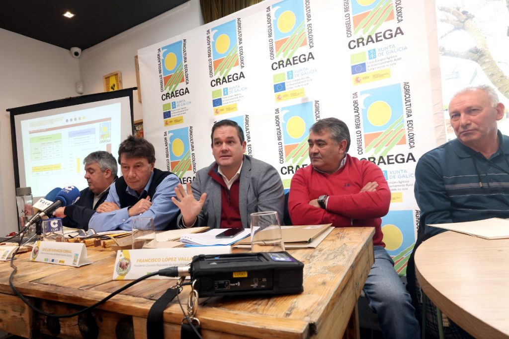 José Luis Cabarcos, xunto a Paco López e os autores do estudo sobre e biodiversidade das granxas ecolóxicas