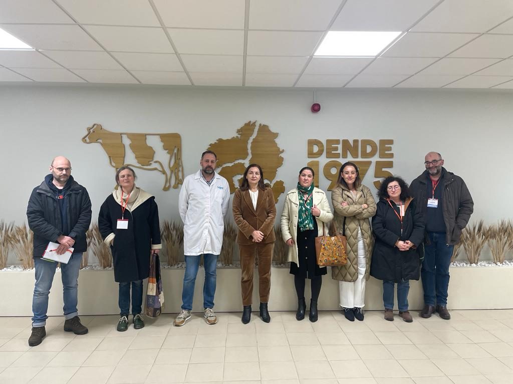 Imagen de la visita de representantes del SLG este martes a Leche Río